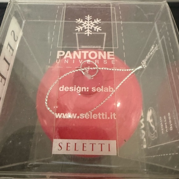 Glass Christmas Ball Pantone
Universe 18-2120 Ornament new in the box - Picture 2 of 7